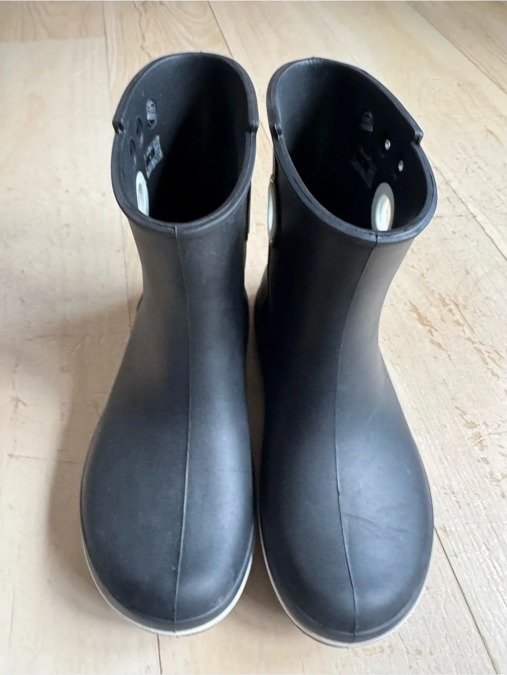 Crocs Jaunt Shorty Unisex Rainboot - Picture 2 of 6